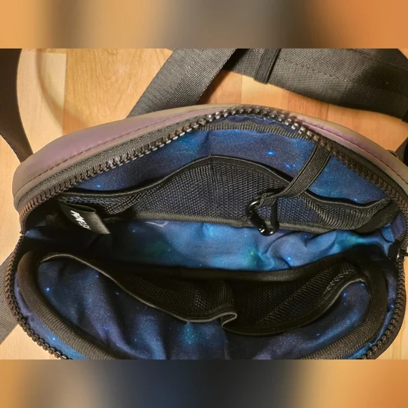 Like New Popflex Bridget belt bag in iridescent Magic Flash - Picture 8 of 8